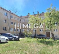 Mehrfamilienhaus in der Palárikova-Straße in Snina mit Parkmöglichkeit vor der 2-Zimmer-Wohnung.