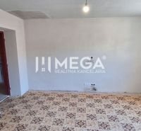 Ein Zimmer mit hellen Wänden, Teppichboden und Licht in einer 2-Zimmer-Wohnung.