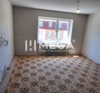 Ein Zimmer in einer 2-Zimmer-Wohnung mit Fenster und industriellem Teppichdesign.