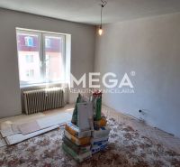 Leeres Zimmer in einer 2-Zimmer-Wohnung mit Renovierungsmaterialien.