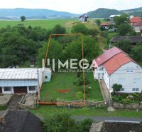 Grundstück in Oľšinkovo, geeignet zum Wohnen, umgeben von Grünflächen und nahegelegenen Häusern.
