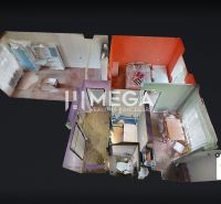 Virtuelle Besichtigung einer 2-Zimmer-Wohnung mit unterschiedlich farbigen Wänden und einem Holzboden.