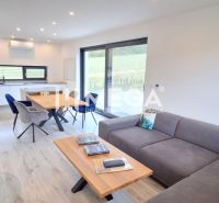 Wohnzimmer in einem Einfamilienhaus mit Holzboden und Esstisch.