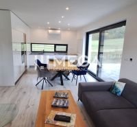 Wohnzimmer mit Kamin und Holzboden in einem Einfamilienhaus.
