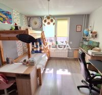 Kinderzimmer mit Etagenbett, Schreibtisch und Boden mit Holzdekor in einer 3-Zimmer-Wohnung.