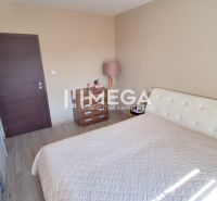Schlafzimmer in einer 3-Zimmer-Wohnung mit Holzboden, Bett und Schränken.