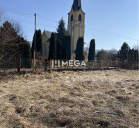 Grundstücke - Wohnen in Modrá nad Cirochou mit der Szenerie der Kirche.