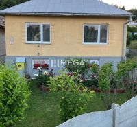 Ein Einfamilienhaus in der Jesenského-Straße in Snina mit einem schön gepflegten Garten und Blumen.