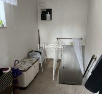 Treppe mit Stauraum und Messgerät im Einfamilienhaus.