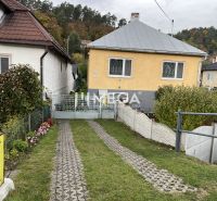 Ein Einfamilienhaus in der Jesenského-Straße in Snina mit Rasen und Garten.