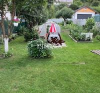 Der Garten des Einfamilienhauses in der Jesenského-Straße in Snina mit Pavillon und Pflanzen.