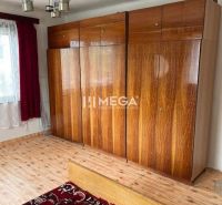 Schlafzimmer mit Holzboden und Einbauschrank in einem Einfamilienhaus.