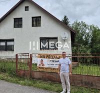 Ein Einfamilienhaus in Zboj mit einem Grundstück, das von einem Metallzaun umgeben ist, und einem großen Garten.