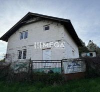 Ein Einfamilienhaus im Dorf Svinica, in der Straße Svinica, mit verputzter Fassade und umgebender Vegetation.