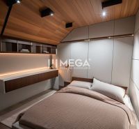 Schlafzimmer in einem Einfamilienhaus mit Holzdekor an Decke und Boden, elegante Stauraummöglichkeiten.