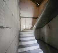 Eine Betontreppe führt in einem Einfamilienhaus in den ersten Stock.