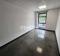 Büros mit großem Fenster und Betonboden, Raum in der Strojnícka in Prešov.
