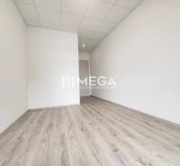 Ein helles Büro mit einem Holzboden und weißen Wänden.