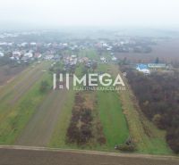 Luftaufnahme von landwirtschaftlichen und forstwirtschaftlichen Flächen in der Gemeinde Pusté Čemerné.