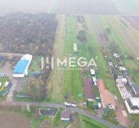 Luftaufnahme von landwirtschaftlichen und forstwirtschaftlichen Flächen in Pusté Čemerné, Pusté Čemerné.