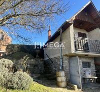 Einfamilienhaus in der Gemeinde Viničky in der Straße Viničky mit Steintreppen und Balkon.