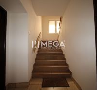 Treppe in Geschäftsräumen mit einfachem Design und heller Beleuchtung.