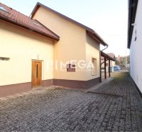 Außenbereich von Geschäftsräumen in der M. R. Štefánika-Straße, Vranov nad Topľou.
