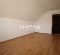 Gewerberäume mit einem Boden in Holzoptik und einer schrägen Decke.