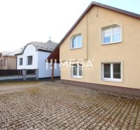 Ein Haus mit einem Pflasterweg in der M. R. Štefánika-Straße in Vranov nad Topľou.
