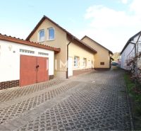 Außenbereich von Geschäftsräumen mit Garagen in der M. R. Štefánika-Straße, Vranov nad Topľou.