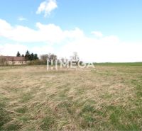 Ein weiter Blick auf die Grundstücke - Wohnen in Vranov nad Topľou, umgeben von Natur und Gebäuden.