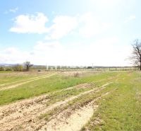 Grundstücke - Wohnen in Vranov nad Topľou mit einer unbefestigten Straße und Bäumen am Horizont.