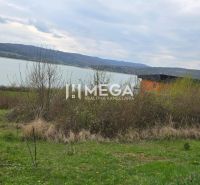 Holčíkovce: Grundstücke zum Wohnen am Wasser mit Blick auf die hügelige Landschaft.