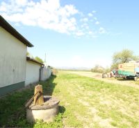 Grundstücke - Wohnen mit Gebäude, landwirtschaftlicher Maschine und Brunnen in Sačurov.