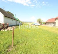 Ein Garten mit Häusern in Sačurov, geeignet für Wohnbaugrundstücke, ideal für den Bau.