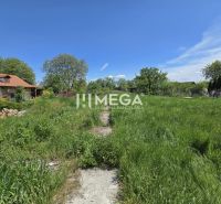 Grundstücke - Wohnen in Veľká Ida in der Straße Veľká Ida, Gomboš, umgeben von Grün und Bäumen.