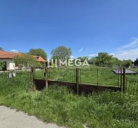 Grundstücke - Wohnen in der Gegend von Veľká Ida, Gomboš mit Grasbewuchs und einem ländlichen Haus.