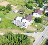 Luftaufnahme von Grundstücken - Wohnen in Ondavské Matiašovce mit Häusern und Gärten.