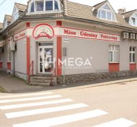 Geschäftsräume in der Duklianskych hrdinov Straße in Vranov nad Topľou, Metzgerei an der Ecke des Gebäudes.