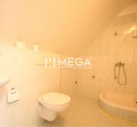 Badezimmer mit Badewanne, Waschbecken und Toilette in Geschäftsräumen.