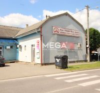 Geschäftsräume in der Duklianskych hrdinov Straße, Vranov nad Topľou, an einer stark befahrenen Straße.