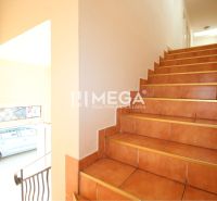 Eine Treppe in Geschäftsräumen mit hellen Wänden und Türen.