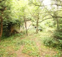 Wohnbaugrundstücke in der Šípková-Straße in Košice IV, umgeben von dichtem Baumbestand und Vegetation.