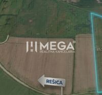 Luftaufnahme eines landwirtschaftlichen Grundstücks in der Umgebung von Rešíc, Besondere Immobilien.