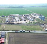 Luftaufnahme der Produktionsanlagen in Hriadky, umgeben von Feldern und Verkehrswegen.