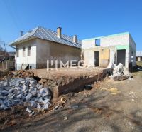 Ein Einfamilienhaus in Zbojná mit einem unvollendeten Anbau und Bauschutt auf dem Grundstück.