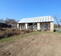 Ein Einfamilienhaus in Zbojná mit einem Holzschuppen und der umliegenden Natur auf dem Land.