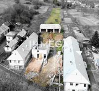 Luftaufnahme von Einfamilienhäusern und Grundstücken in Zbojné, ländliche Landschaft.