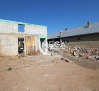 Der Bau eines Einfamilienhauses in Zbojná, unvollständige Konstruktion mit einem Haufen Ziegeln in der Umgebung.
