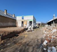 Baugrundstück mit einem im Bau befindlichen Einfamilienhaus und Bauschutt in Zbojné.